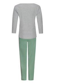 Top gris de manga larga con escote amplio, combinado con pantalones rectos de un verde claro. Ambos hechos de una tela suave y ligera.