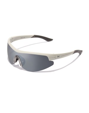 Lunettes de sport enveloppantes blanches et grises avec une seule lentille teintée foncée et des branches courbées.