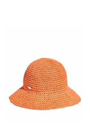 Sombrero de sol de ala ancha tejido a crochet en color naranja con un pequeño logo ovalado de metal en el lateral, mostrado sobre un fondo blanco.