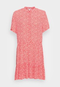 Robe rouge à fleurs avec des manches courtes et un col haut. Elle présente un ourlet à volants en couches et un motif de petites fleurs blanches sur un tissu doux.