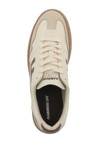 Sneaker w kolorze kremowym z zamszowymi akcentami, z zaokrąglonym czubkiem, sznurowaniem i kontrastowymi brązowymi detalami logo po boku oraz na języku.