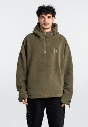 Fleece pullover i olivengrøn med lynlås i halsen, stor hætte og broderet logo. Blød tekstur og afslappet pasform.