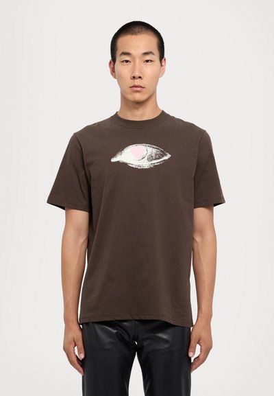 WOOD WOOD BOBBY EYE HEART  - Print T-shirt - mahogany