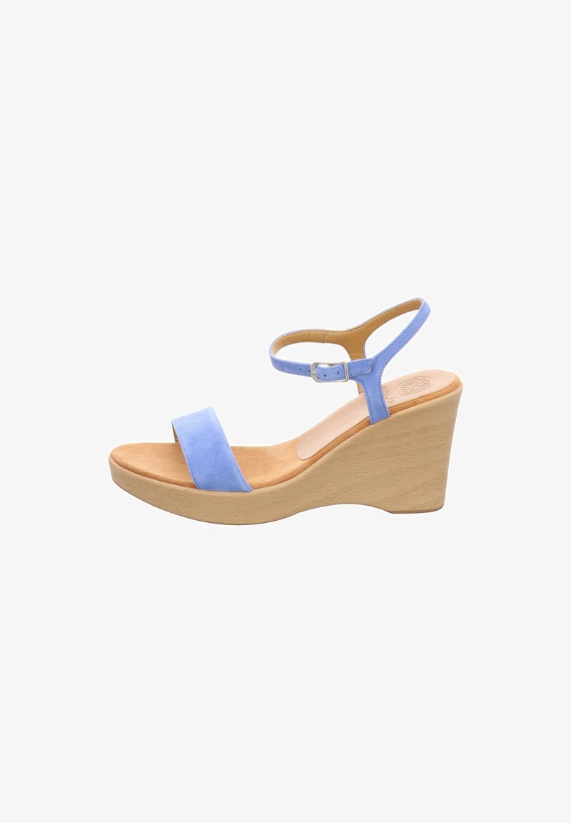 Sandale à talon compensé avec des brides en daim bleu clair, une boucle de cheville réglable, une semelle intérieure rembourrée couleur sable, et un talon plateforme texturé en bois clair.
