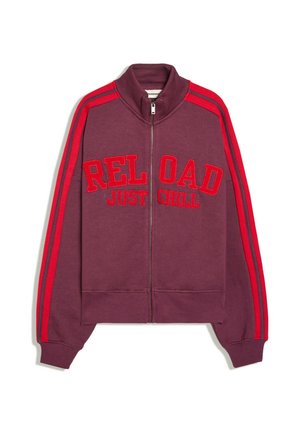 Sweat à capuche bordeaux zippé avec des rayures rouges sur les manches et un texte rouge "RELOAD JUST CHILL" sur la poitrine.