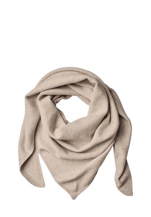 Écharpe triangulaire beige douce pliée avec des couches drapées, montrant une texture tricotée lisse sur fond blanc.