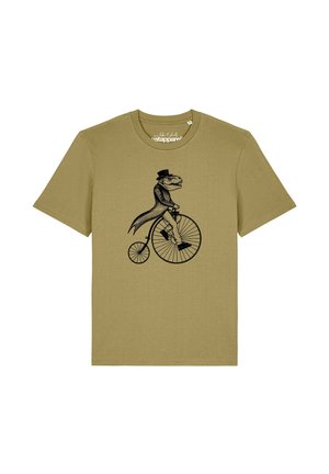 Olijfgroene T-shirt met een zwarte afbeelding van een dinosaurus die een hoge hoed en jas draagt en op een vintage penny-farthing fiets rijdt.
