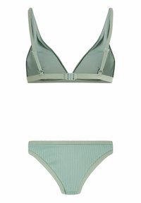 Svijetlozeleni bikini set koji uključuje trokutićastu grudnjak s podesivim naramenicama i kopčom, uparen s rebrastim bikinijem s visokim strukom.