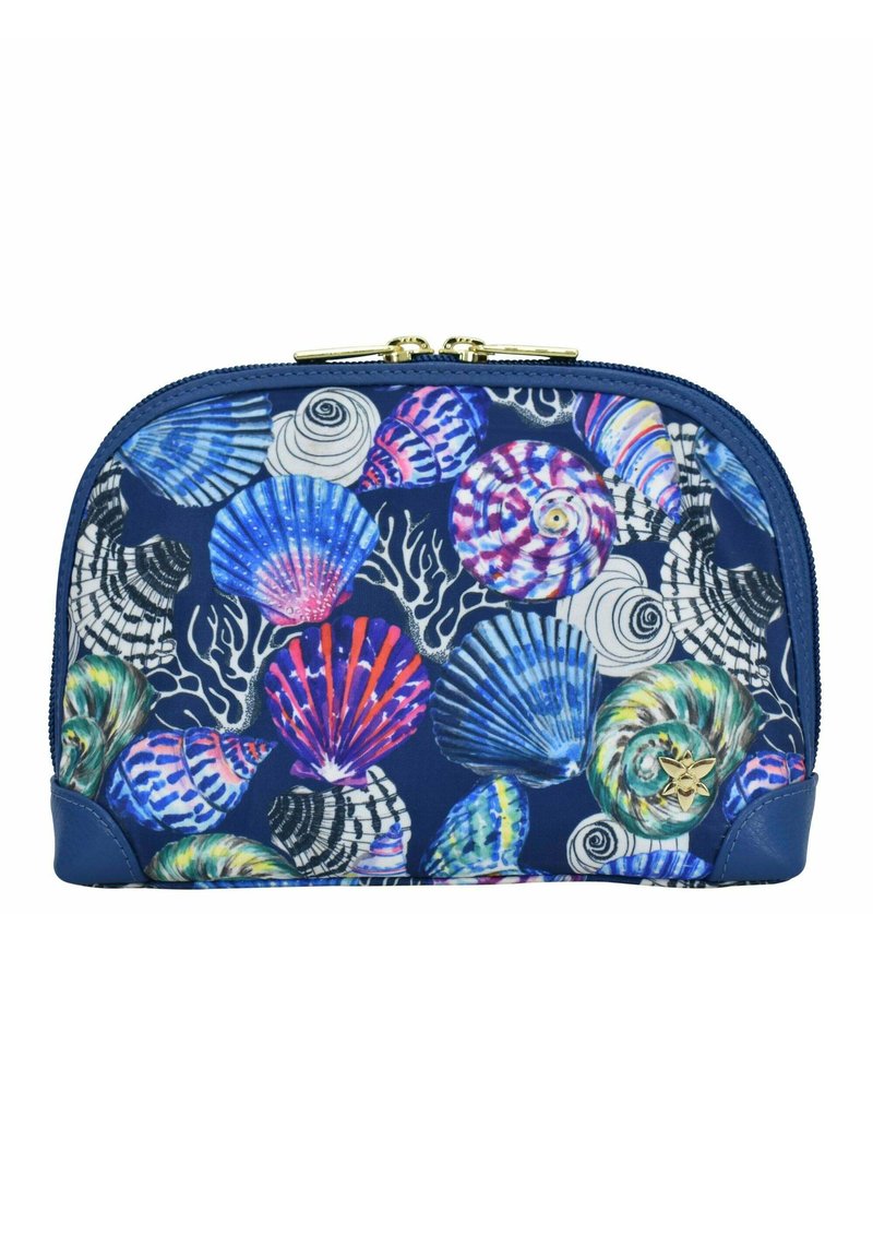 Navy Kosmetiktasche mit einem bunten Muschelprint, goldenen Reißverschlussbeschlägen und blauen Lederakzenten am Boden. Strukturiert Oberfläche.