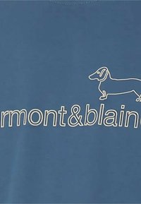 T-shirt in cotone blu con testo ricamato bianco "vermont&blain" e una semplice outline di un bassotto. Design a maniche corte.
