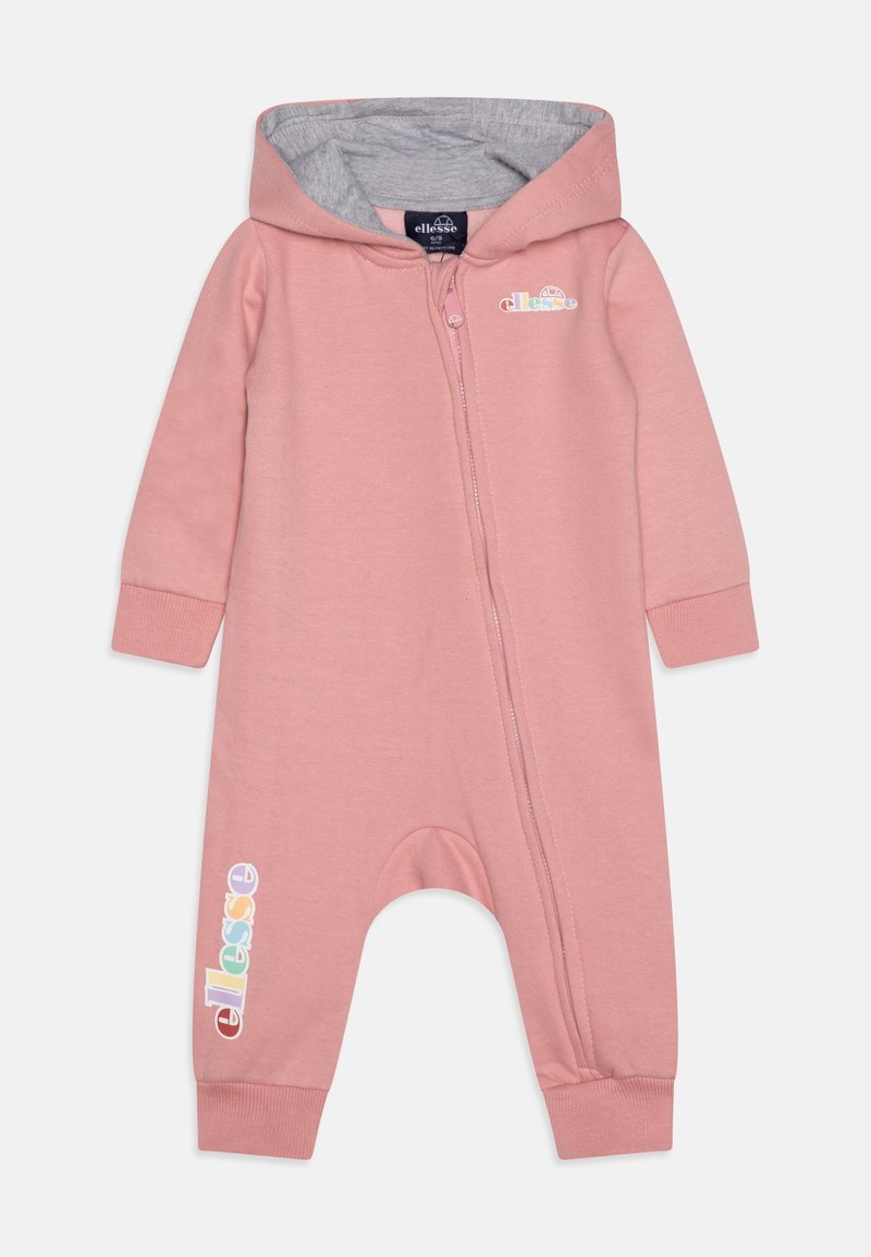Růžový overálek s kapucí a šedým podšíváním, předním zipem a elastickými manžetami. Na nohavici je vícerozměrné logo. Hladká struktura látky.