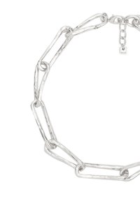 Sølv kæd necklaces, der har aflange ovale led med hammeret tekstur. Indeholder et lille mærke og justerbar lås.