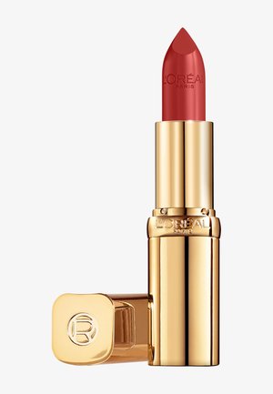 Rouge à lèvres rouge L'Oréal Paris dans un tube doré brillant avec le capuchon à côté, sur fond blanc.