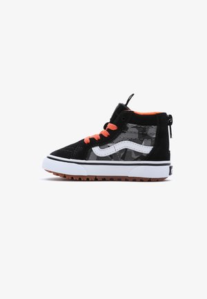 Schwarze Wildleder- und grau gemusterte Stoff-Sneaker mit orangefarbenen Schnürsenkeln, weißem Seitenlogo und einer Sohle aus Gummi. Verfügt über einen gepolsterten Schaft und eine Fersenschlaufe.