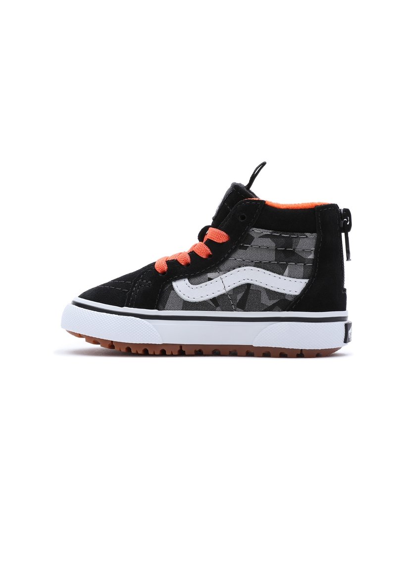 Czarne zamszowe sneakersy z szarym wzorzystym materiałem, pomarańczowymi sznurówkami, białym logo po bocznej stronie i gumową podeszwą. Posiadają wyściełany kołnierz i pętelkę na pięcie.