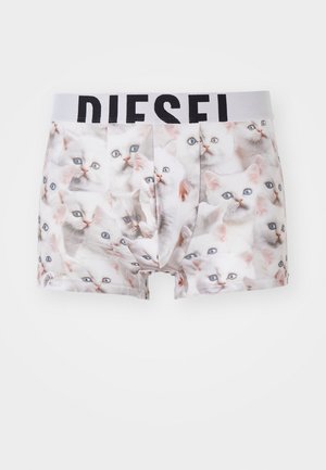Boxer shorts pour homme en tissu doux, ornés d'un motif de chatons blancs aux yeux bleus ; logo noir "DIESEL" sur la ceinture élastique.