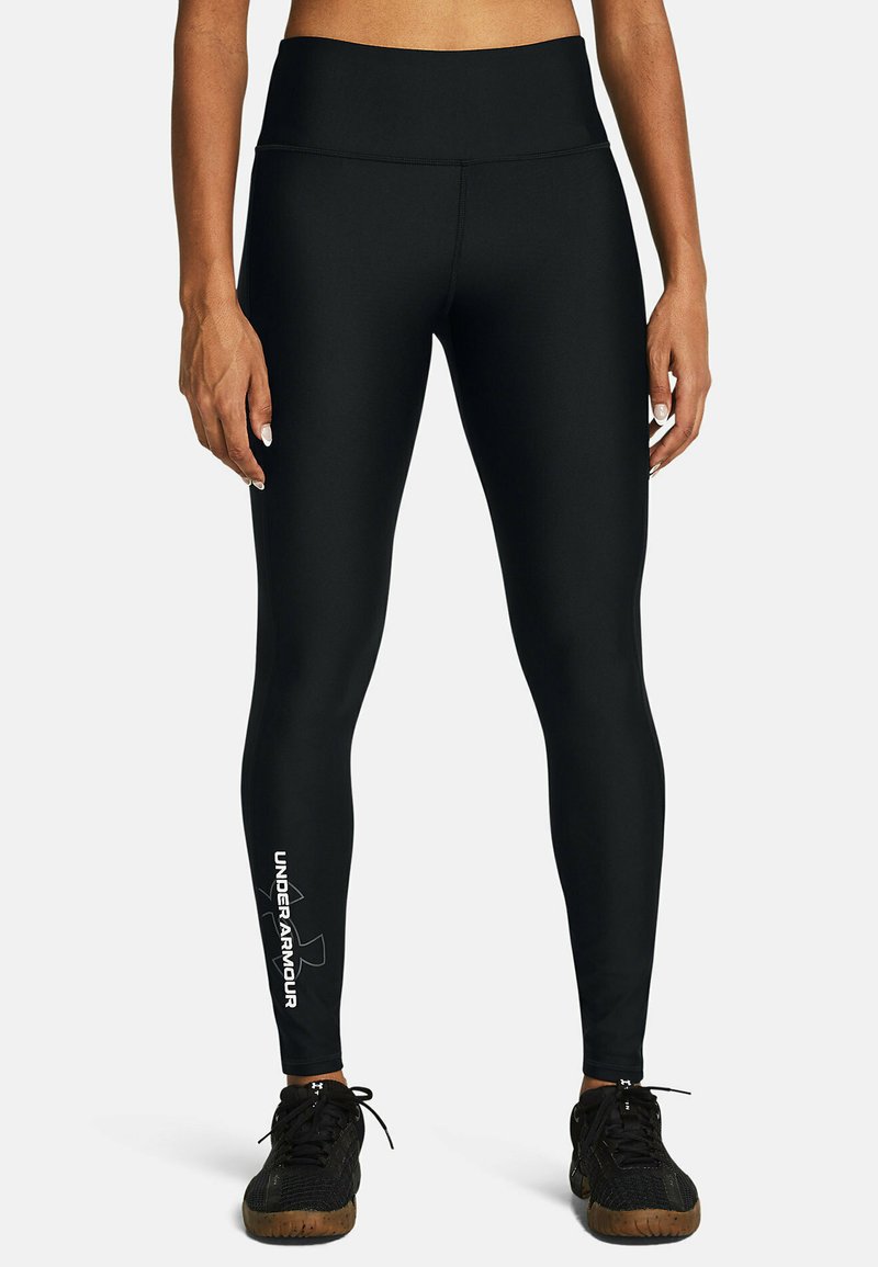 Zwarte leggings gemaakt van rekbare stof met een hoge taille. Heeft een wit logo op het linkerlijf en een gladde, nauwsluitende pasvorm.