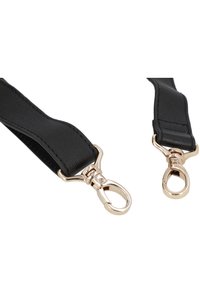 Deux sangles de sac en cuir noir avec des mousquetons pivotants en métal doré en forme de pince de homard à chaque extrémité sur fond blanc.