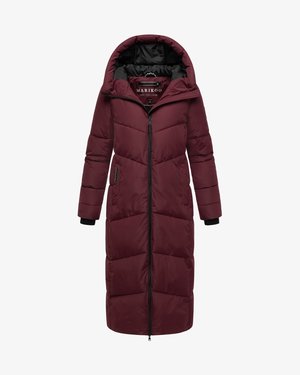Langer burgunderfarbener, gepolsterter Wintermantel mit schwarzer Innenauskleidung, Kapuze, Frontreißverschluss und Seitentaschen.