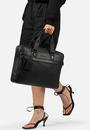 Sacoche pour ordinateur portable en cuir noir avec deux poignées supérieures, logo en relief et forme rectangulaire. Comprend une étiquette amovible et une texture lisse.