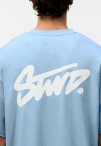 PULL&BEAR WITH LOGO - T-shirts print - light blue denim