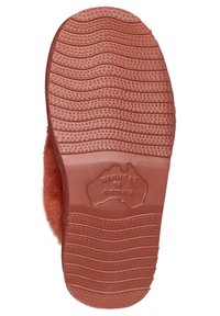 Bruine rubberen loopzool met een golvend profiel, met het reliëf "WARMBAT AUSTRALIA" en een zachte oranje vilten voering voor comfort.