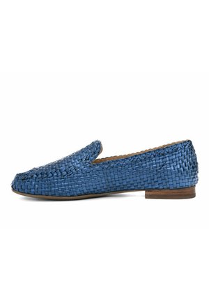 Geweven blauwe leren loafers met een lage hak, een soepele textuur en een instapontwerp, met een ronde neus en een ingewikkeld patroon.
