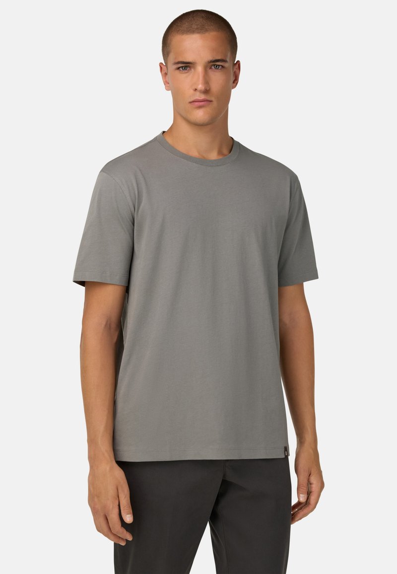 T-shirt gris en coton doux, avec un col rond et des manches courtes, de coupe droite et avec un minimum de détails.