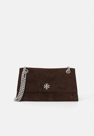 Sac en daim marron à bandoulière avec une chaîne en argent et un fermoir. Il dispose d'un design rabattable et d'un accent logo à l'avant.