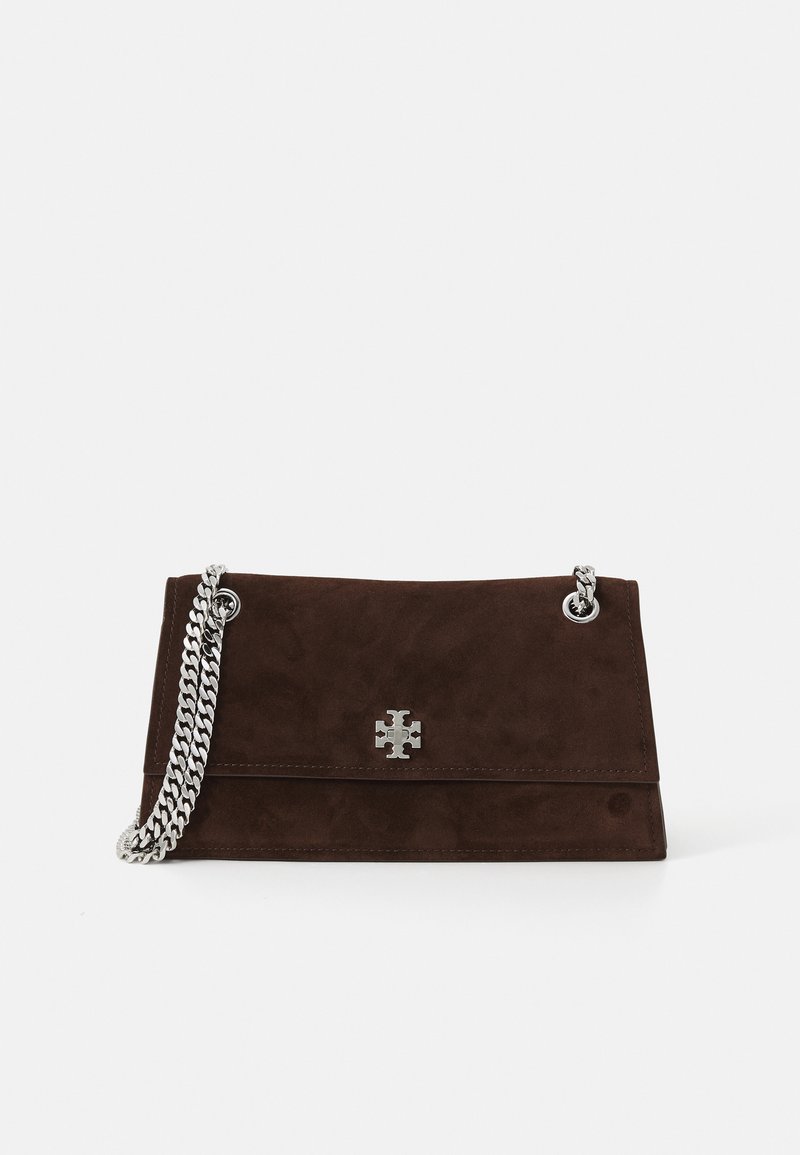 Geantă de umăr din suede maro, cu curea din lanț argintiu și închidere tip clemă. Prezintă un design pliat și un accent cu logo pe față.