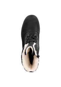 Svart vinterkänga med en strukturerad läderutvändning, snörning fram och en krämfärgad fuskpälsfoder runt öppningen för isolering.