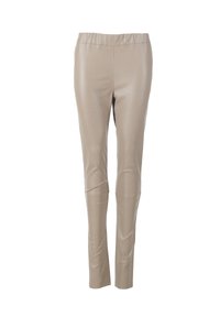 Beige faux læder leggings med en glat overflade, tætsiddende design og elastisk talje, der har syninger ved knæene og en tapered benform.