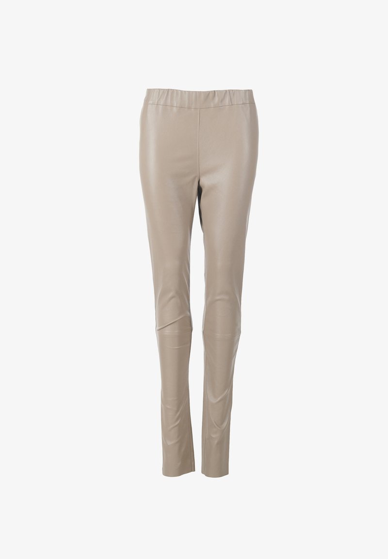 Beige faux læder leggings med en glat overflade, tætsiddende design og elastisk talje, der har syninger ved knæene og en tapered benform.