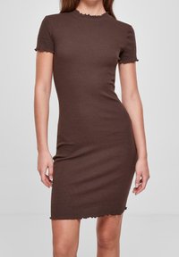 Robe moulante brun côtelée avec manches courtes et bords festonnés, présentant une silhouette ajustée se terminant au-dessus du genou.