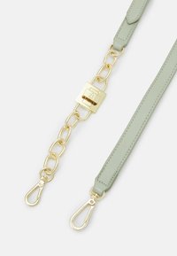 Zielony skórzany pasek z złotym łańcuchem i elementami. Posiada zamek jako detal oraz karabińczyki na obu końcach do mocowania.