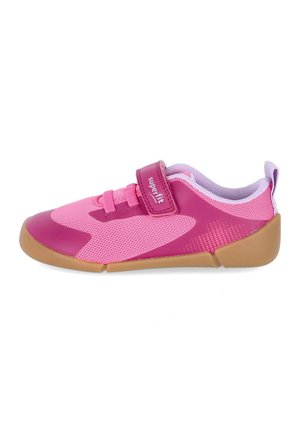 Różowy dziecięcy sneaker z cholewką z siateczki, paskiem na rzep i jasnobrązową gumową podeszwą, przedstawiony z zewnętrznej strony na białym tle.