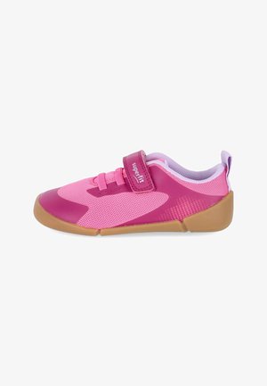 Różowy dziecięcy sneaker z cholewką z siateczki, paskiem na rzep i jasnobrązową gumową podeszwą, przedstawiony z zewnętrznej strony na białym tle.