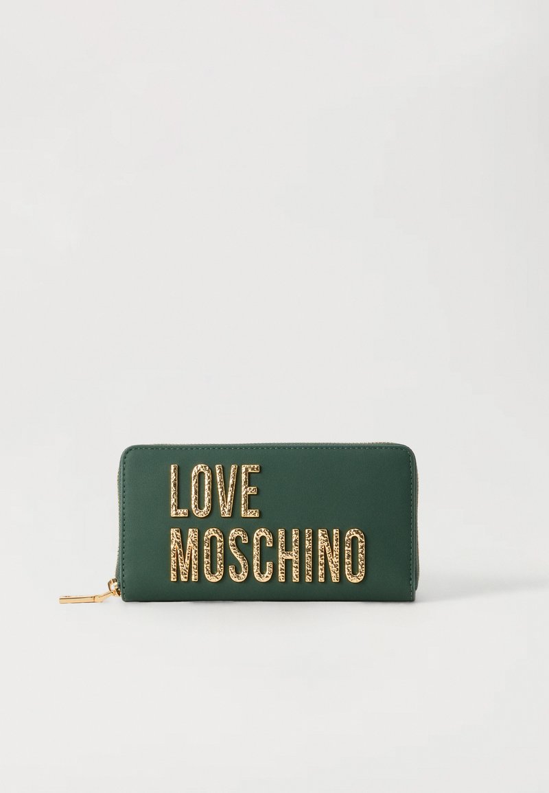 Grünes Kunstleder-Portemonnaie mit metallic-goldener "LOVE MOSCHINO" Schrift, mit Reißverschluss und glatter Oberfläche.