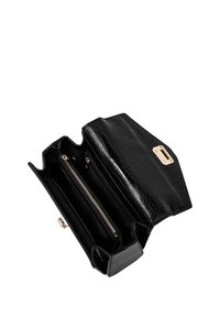 Svart faux läderhandväska med krokodiltextur, utrustad med ett zip-instrument, flera fack och ett spänne i guldmetall.