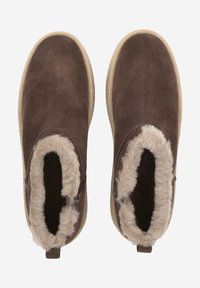 Bottines en daim marron avec une doublure en fausse fourrure douce, bout rond et semelle extérieure en caoutchouc texturé. Design à enfiler sans attaches visibles.