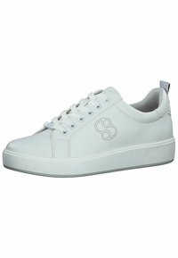 Sneaker bianco con tomaia sintetica liscia, punta tonda, suola piatta e dettagli perforati. Presenta sei fori per i lacci e una suola in gomma texturizzata.