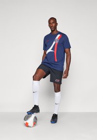 Nike Performance PARIS ST GERMAIN NIKE ICONIC AWAY TEE - Majica kratkih rukava s printom - midnight navy