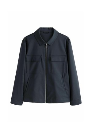 Chaqueta navy con una textura suave, que presenta un cuello abierto, cierre frontal y dos bolsillos en el pecho. Diseño simple y entallado con mangas largas.