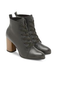 Ciemnoszare skórzane botki z teksturowanym wykończeniem. Posiadają sznurowane zapięcie z przodu oraz kwadratowy, drewniany wysoki obcas.