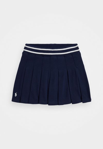 Μπλε πλισέ φούστα από μαλακό ύφασμα, με ραβδωτή ζώνη στη μέση που έχει λευκές λωρίδες στην κορυφή και ένα μικρό κομμένο λογότυπο.