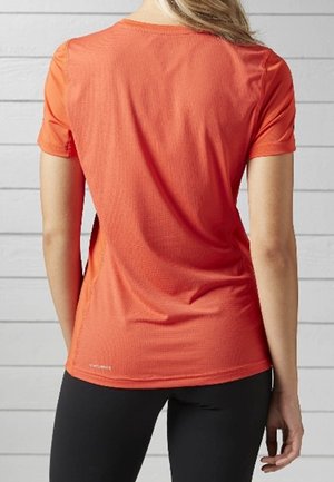 Kurzärmeliges, feuchtigkeitsableitendes Performance-Shirt in leuchtendem Orange, mit rundem Ausschnitt und strukturiertem Stoff für Atmungsaktivität.