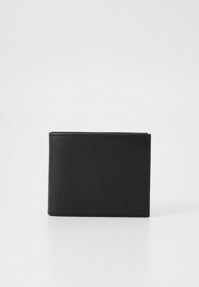 Portefeuille en cuir noir avec un design rectangulaire simple. Présente des coutures nettes et un logo en relief sur un côté. Texture lisse.