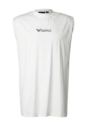 Bijela majica bez rukava s podstavljenim ramenima i crnim logotipom "COLUCCI" u sredini prsa.
