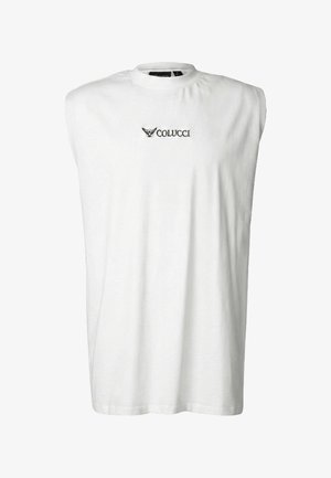 Bijela majica bez rukava s podstavljenim ramenima i crnim logotipom "COLUCCI" u sredini prsa.