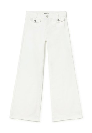 Pantalones blancos de pierna ancha con bolsillos tipo solapa en la parte delantera y botones plateados, con cintura alta y trabillas para cinturón.